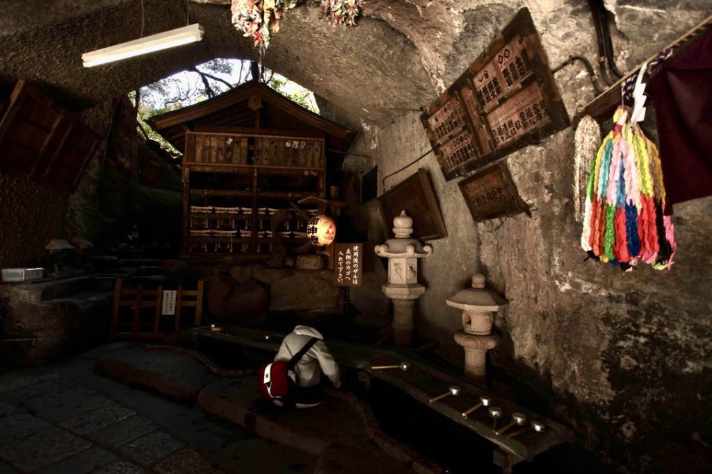銭洗弁財天宇賀福神社の霊水「銭洗水」の洞窟