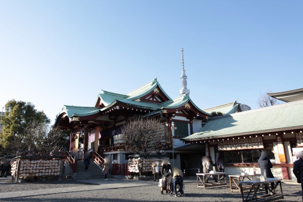 The main shrine of Kameido Tenjin Shrine and the Sky Tree